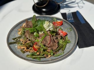 Теплий салат з трюфельною телятиною (450g)