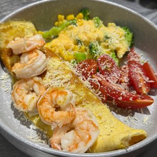 Омлет з креветками, броколі , кукурудзою і сирним соусом