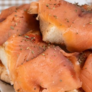 Bruschetta con Salmón Ahumado