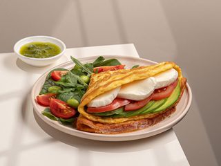 Омлет з моцарелою та авокадо