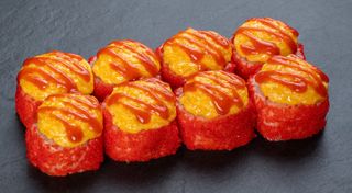 Запечений рол з лососем гострий