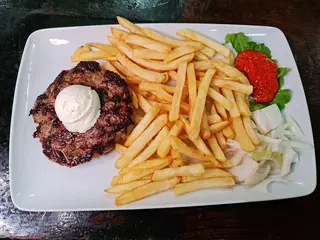 Pljeskavica s prilogom