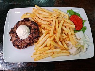 Pljeskavica s prilogom