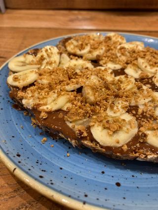Tostadas Con Crema De Chocolate Hecha En Casa y plátano