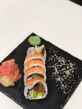 Uramaki surimi z łososiem