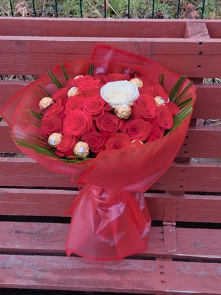 Buchet 19 trandafiri si praline