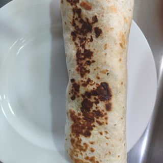 Durum de pollo con patatas fritas dentro