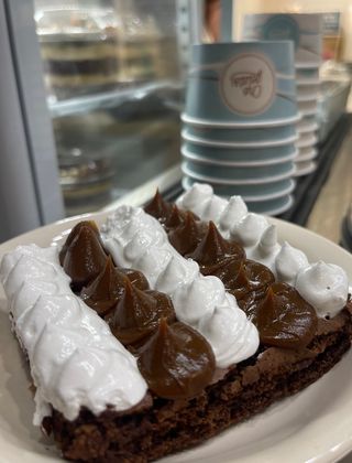 Brownie Artesanal con nueces, Dulce de leche y merengue italiano