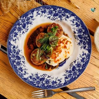 Котлетки з сома з картопляним пюре та грибним відваром (320 г)