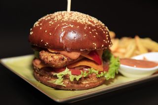 Crispy chicken burger cu chips si sos
