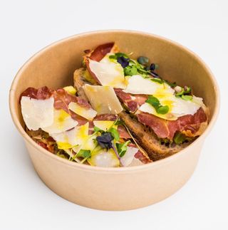 Toast cu avocado si ou