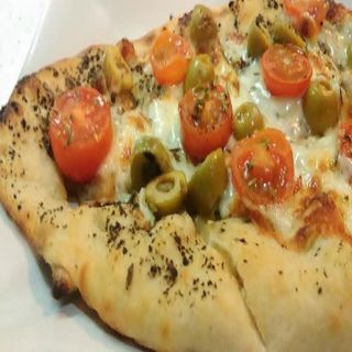 Pan de olivas y tomate cherry 