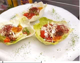 Закуска з креветками авокадо та ікрою тобіко