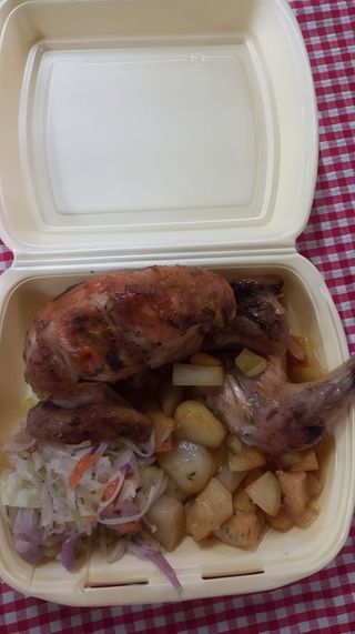 1/2 Pollo a la brasa con ensalada y papas