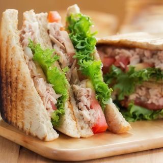 Sándwich de atún y millo