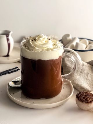 Topla čokolada sa šlagom