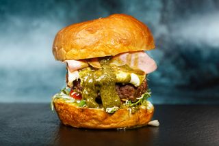 Burger mortadela pistać & pomfrit