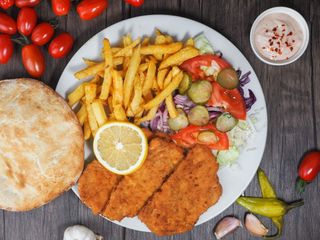 Șnițel pui la farfurie