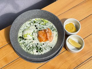 Нестандартна окрошка з креветкою (330/30/25g)
