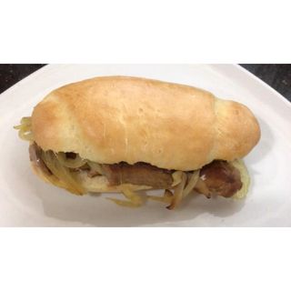 Panino con salsiccia e cipolla