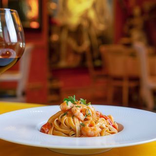 Fettuccine con Gambas con salsa de tomate y nata