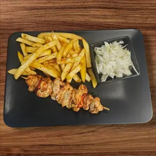 Frigaruie de pui  la gratar cu cartofi prajiti si salata de varza 