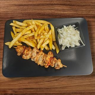 Frigaruie de pui  la gratar cu cartofi prajiti si salata de varza 