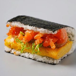 407.sushi burrito salmone(1pz)三文鱼冲绳饭团