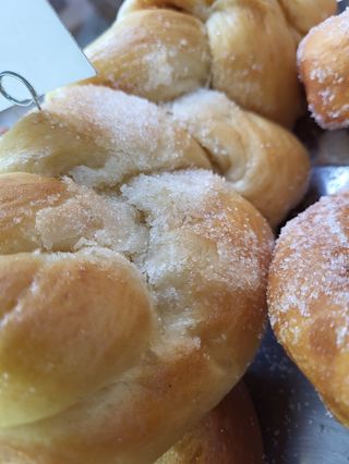 Treccia zuccherata farcita con crema pasticcera