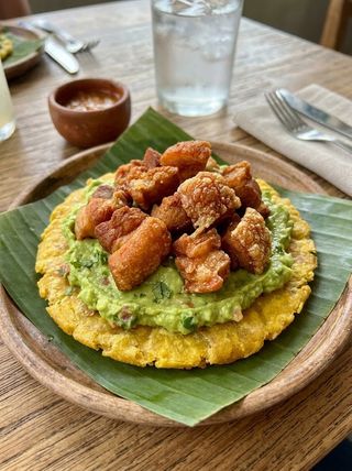 Patacón Con Guacamole Y Chicharrones (1 Ud.)