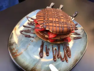 Tortitas Con Chocolate Negro Más Plátano Y Fresa