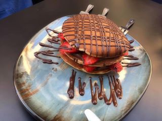 Tortitas Con Chocolate Negro Más Plátano Y Fresa