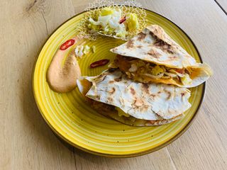 Quesadilla cu pui, spanac si avocado