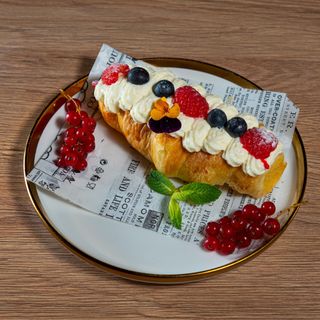 Croissant cu crema mascarpone, vanilie si fructe