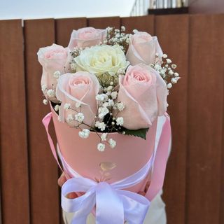 ვარდები მუყაოს სასაჩუქრე კოლოფში 