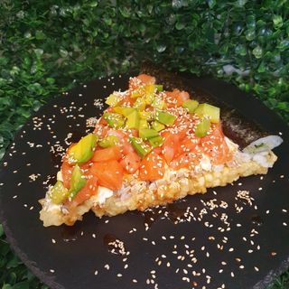 Sushi pizza surowy łosoś - 1 kawałek