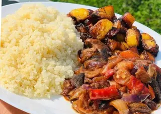 1/2 Poulet Sauté + Attiéké