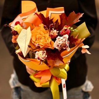 Aranjament floral in burete cu nuanțele ei favorite de toamna