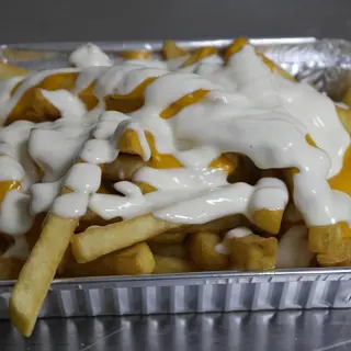 Tarrina De Queso Con Patatas Y Salsa 