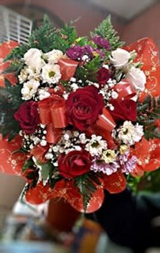 Mazzo rotondo colorato con fiori stagionali