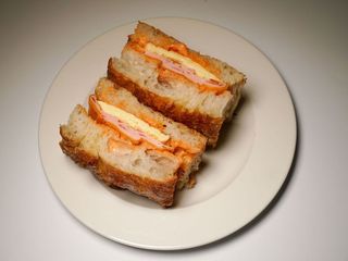 Фокача з вареною ковбаскою та скремблом (290g)