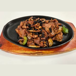 Ternera con judías negras y salsa china a la plancha