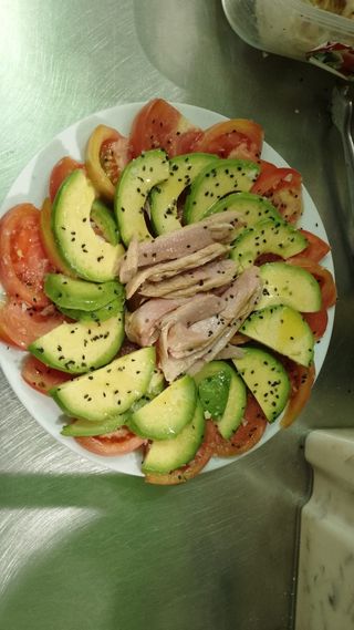 Tomate rosa con ventresca y aguacate.