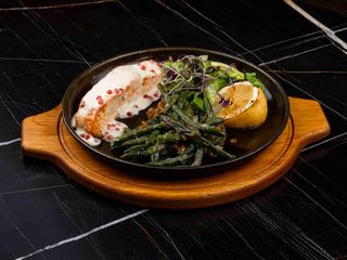 Лосось під вершково-ікорним соусом з квасолею (450г)