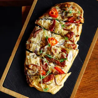 Фламмкухен з мисливськими ковбасками та грибами