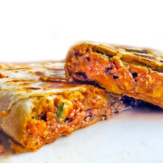 Kurczak (halal) Quesadilla with frytki (curly fries-small)