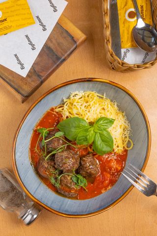 Спагетти с мясными шариками
