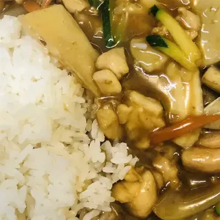 60. Pollo Salteado Con Verduras Y Salsa Japonesa + 1 Tazón De Arroz 什锦鸡+白饭