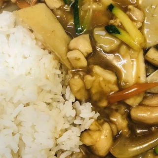 60. Pollo Salteado Con Verduras Y Salsa Japonesa + 1 Tazón De Arroz 什锦鸡+白饭