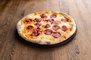 Pizza Quattro Formaggi E Salami